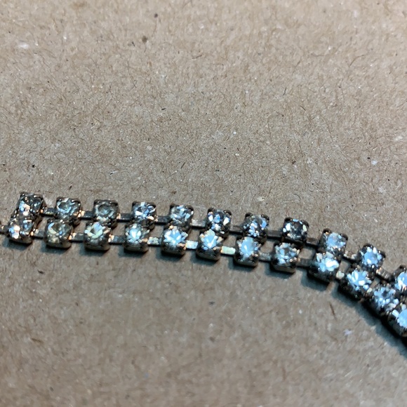 Fabulous vintage V shaped rhinestone necklace. - Picture 11 of 11